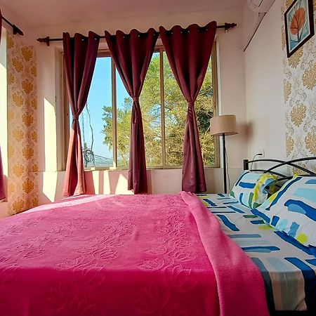 Gs Home On The Bay - Super Sea View Glass Studio Apartment Vagator Bagian luar foto