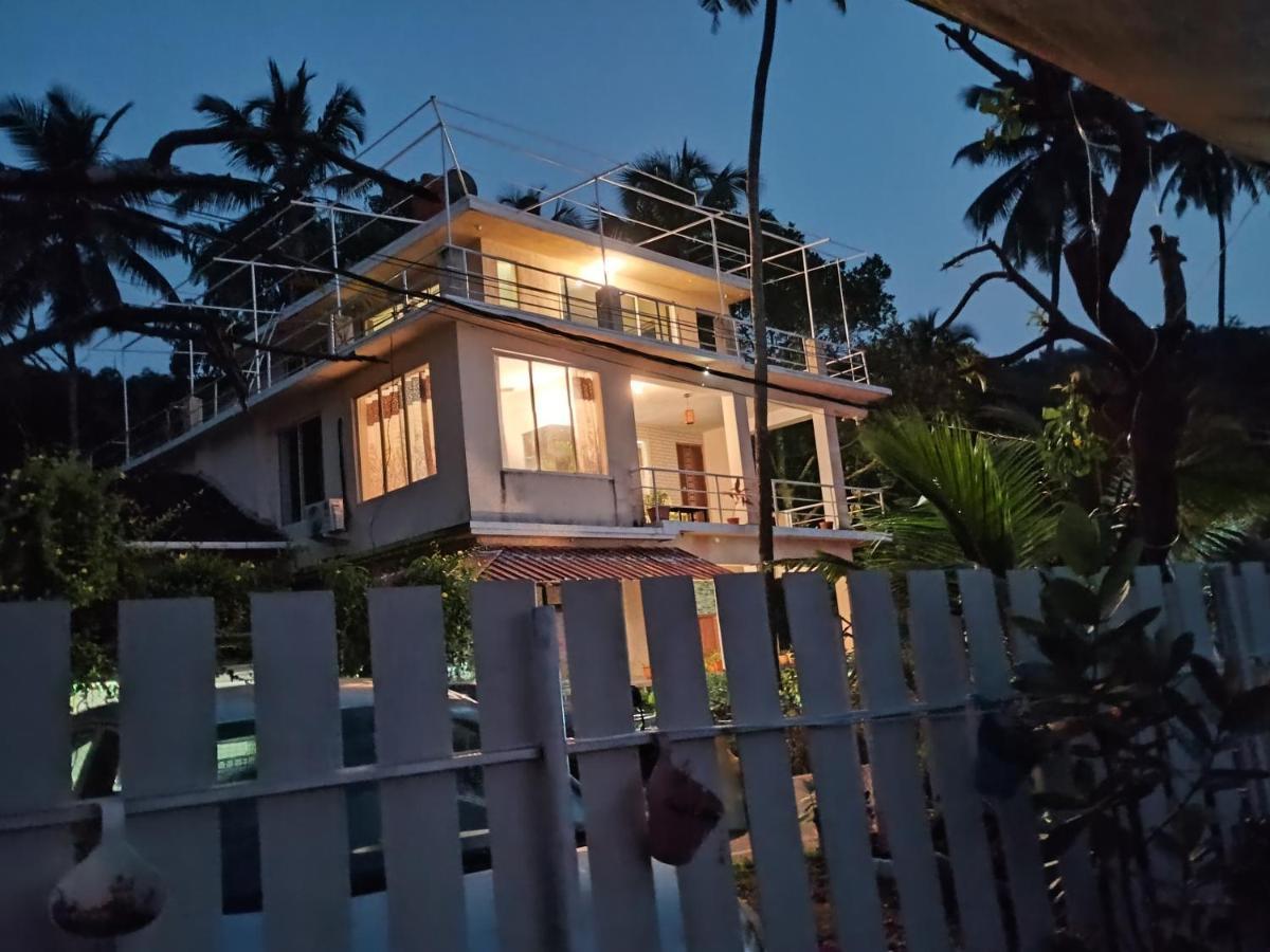 Gs Home On The Bay - Super Sea View Glass Studio Apartment Vagator Bagian luar foto