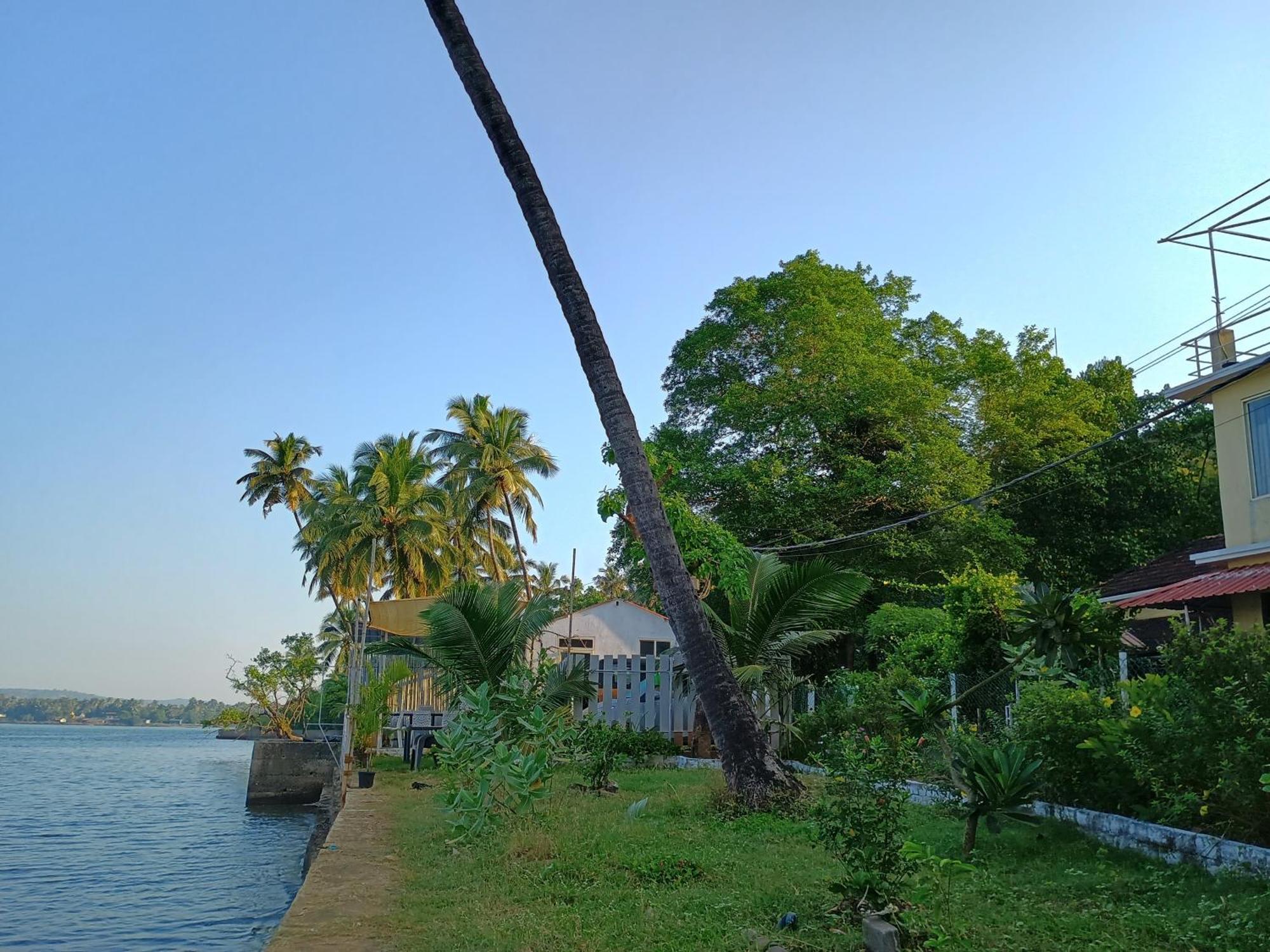 Gs Home On The Bay - Super Sea View Glass Studio Apartment Vagator Bagian luar foto