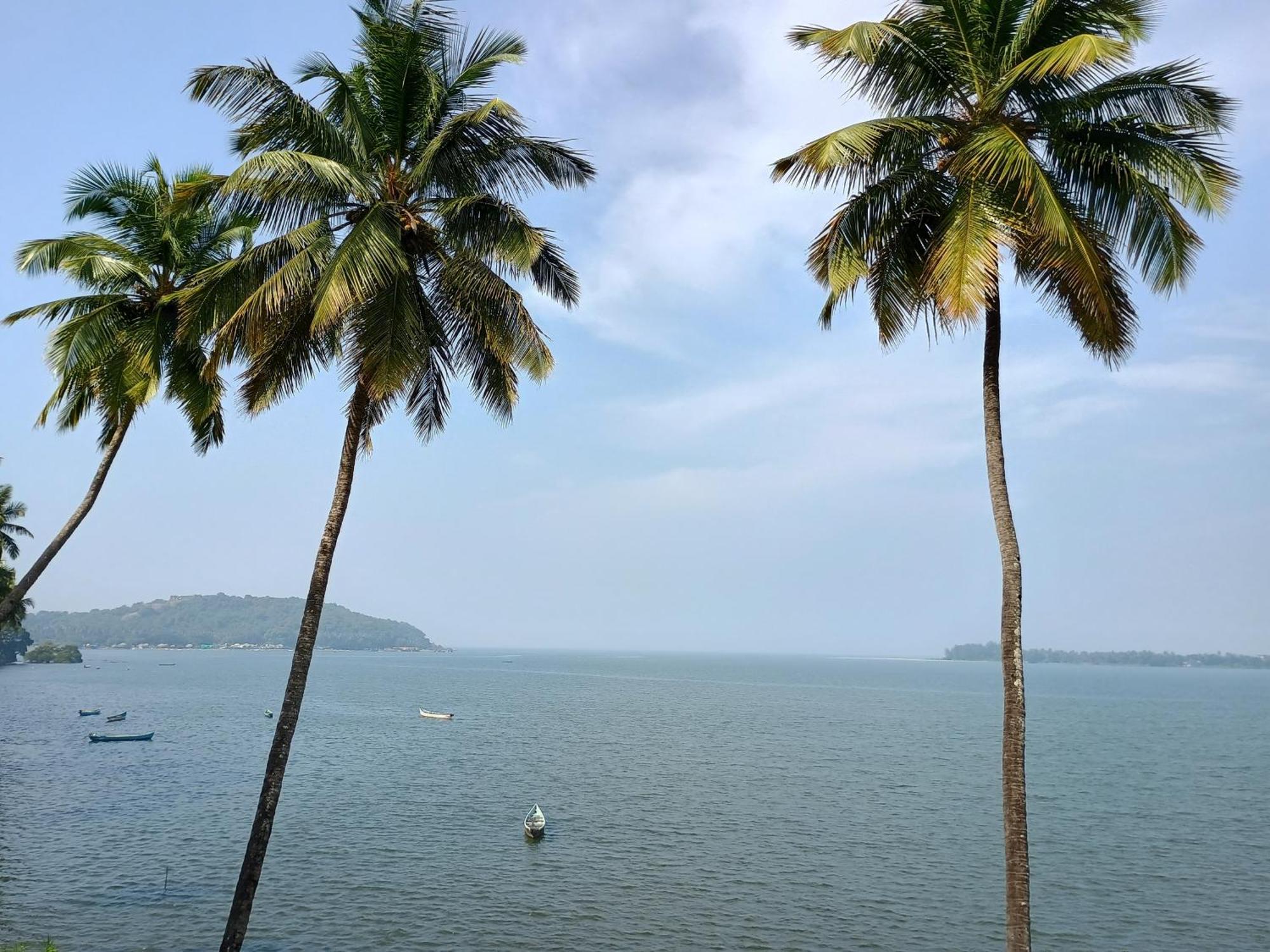 Gs Home On The Bay - Super Sea View Glass Studio Apartment Vagator Bagian luar foto