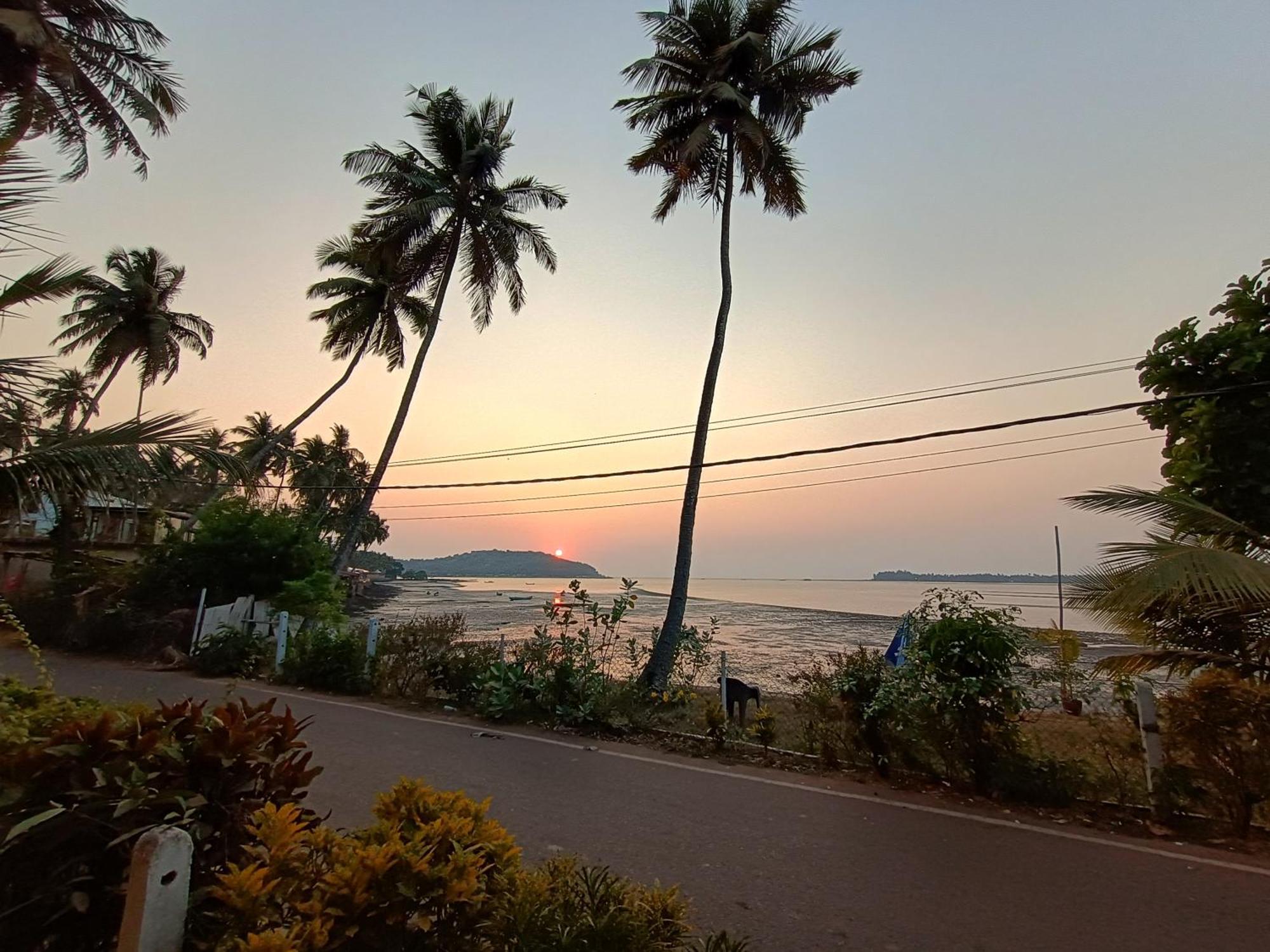 Gs Home On The Bay - Super Sea View Glass Studio Apartment Vagator Bagian luar foto