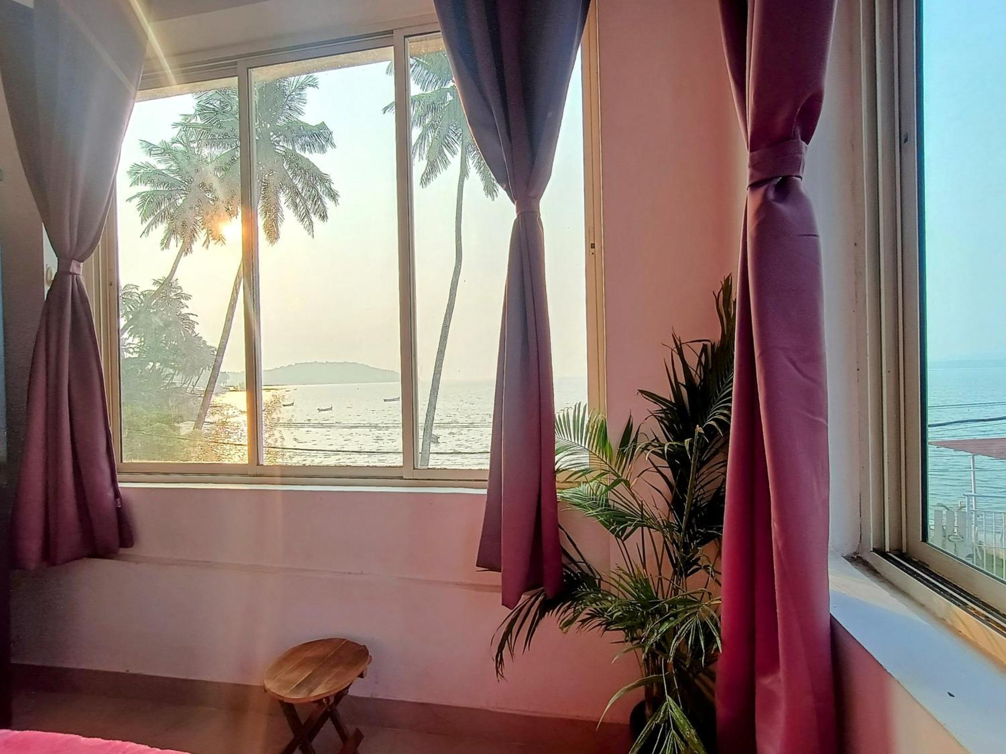 Gs Home On The Bay - Super Sea View Glass Studio Apartment Vagator Bagian luar foto