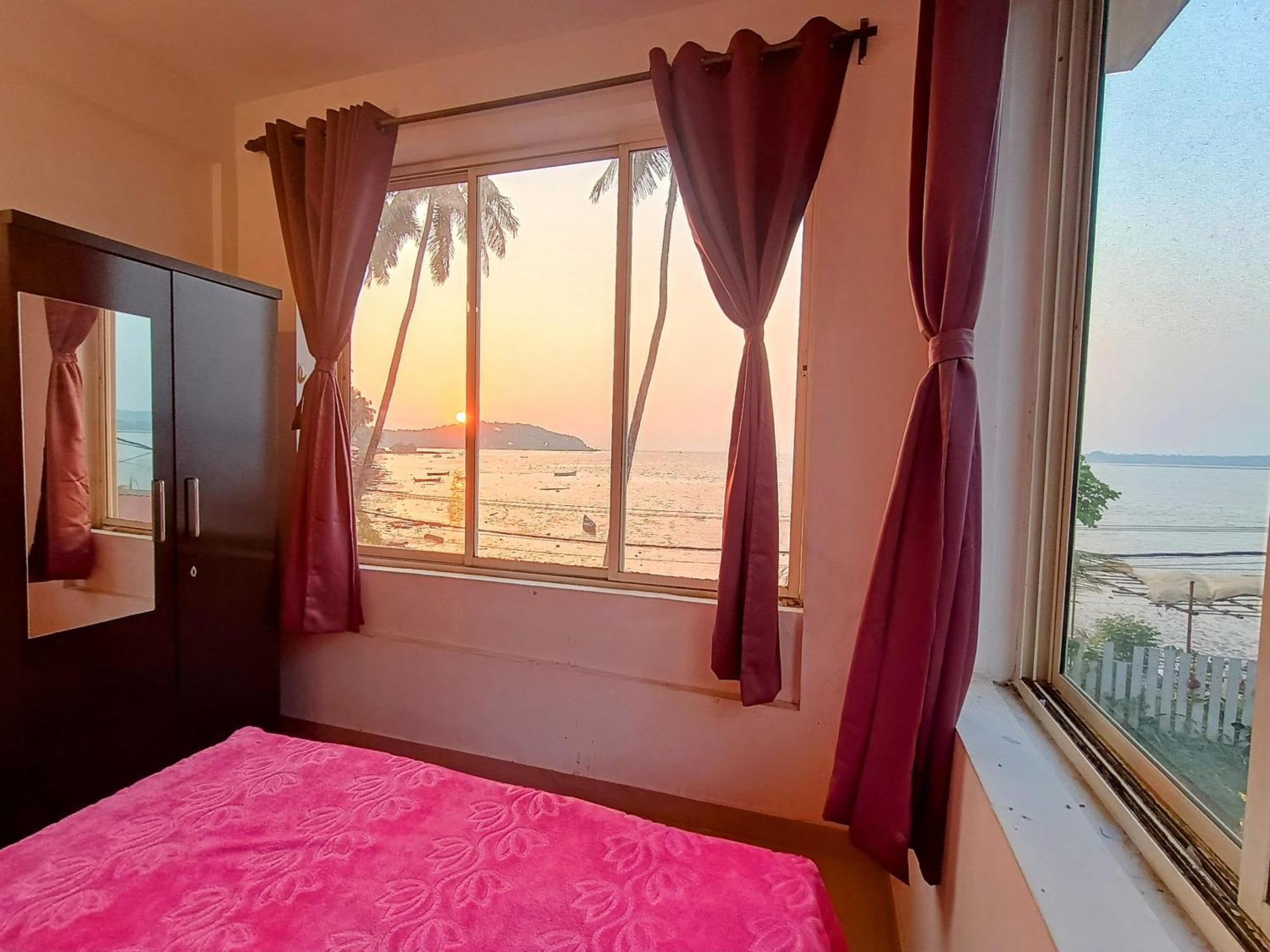 Gs Home On The Bay - Super Sea View Glass Studio Apartment Vagator Bagian luar foto