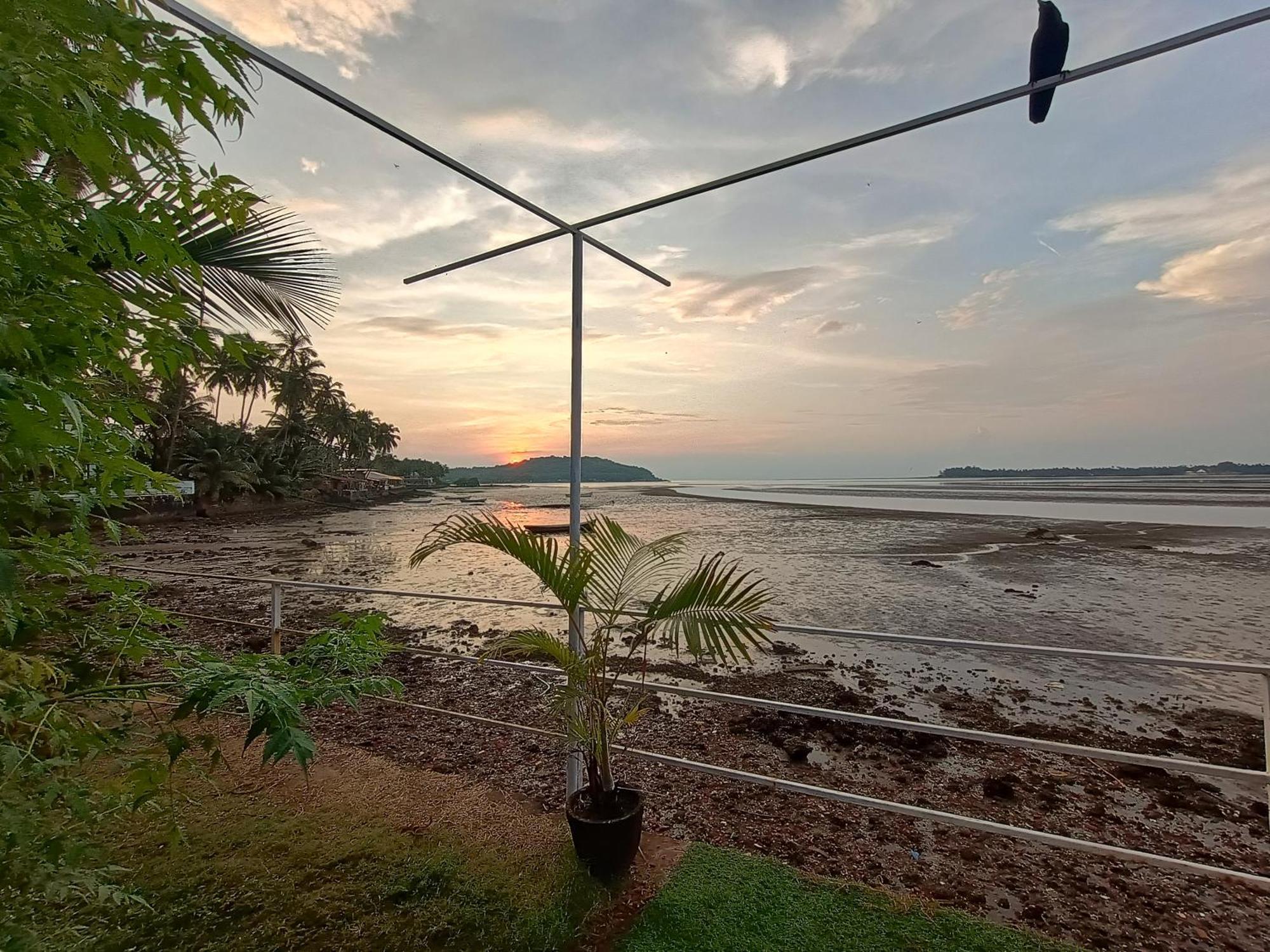Gs Home On The Bay - Super Sea View Glass Studio Apartment Vagator Bagian luar foto
