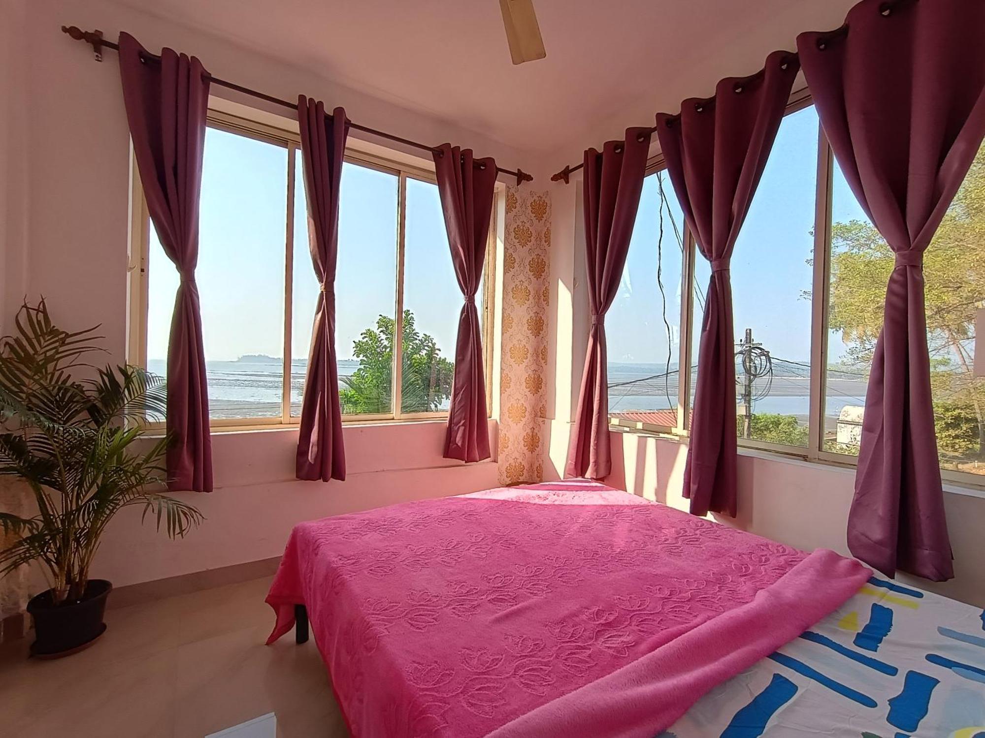 Gs Home On The Bay - Super Sea View Glass Studio Apartment Vagator Bagian luar foto