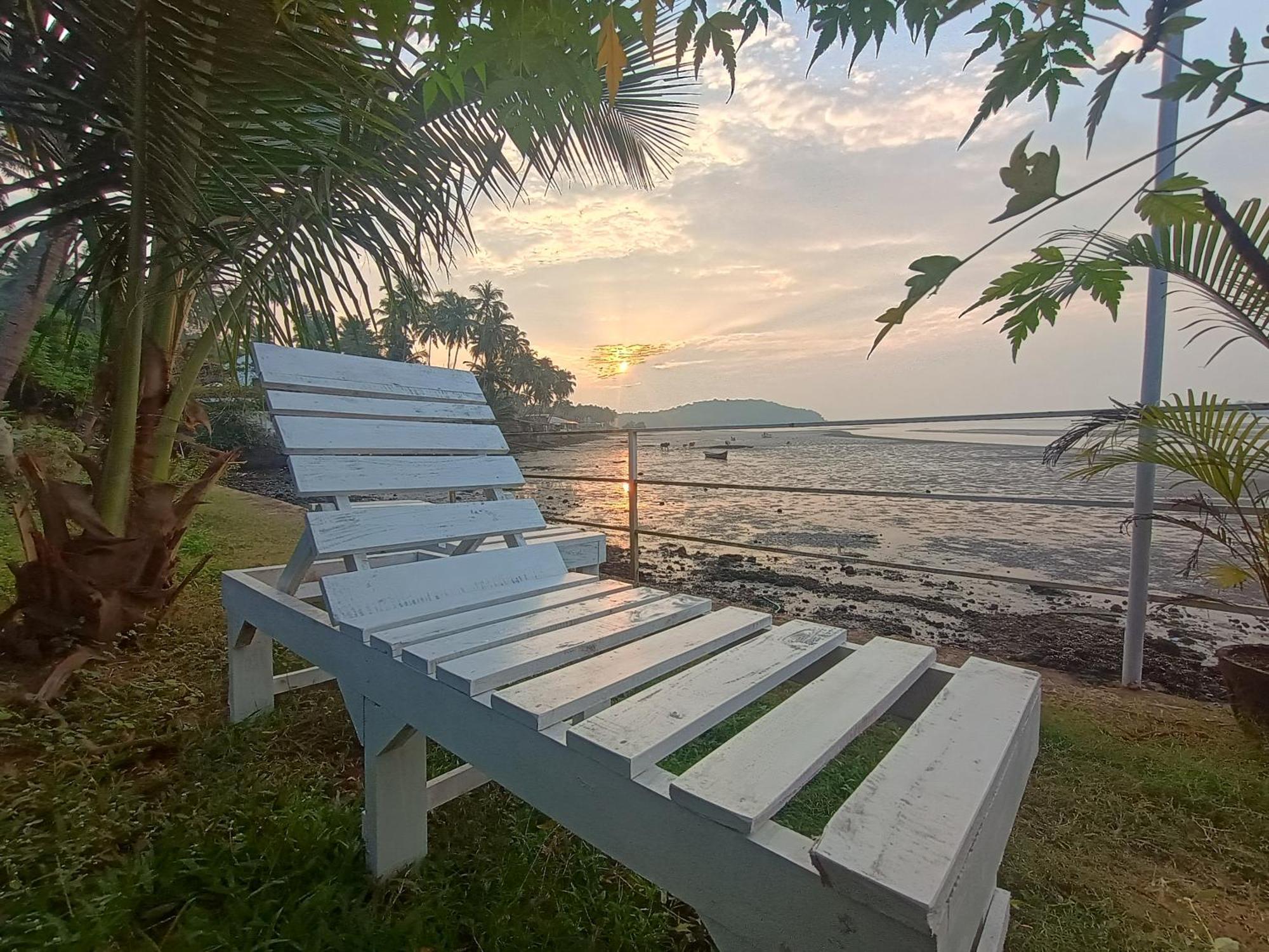 Gs Home On The Bay - Super Sea View Glass Studio Apartment Vagator Bagian luar foto