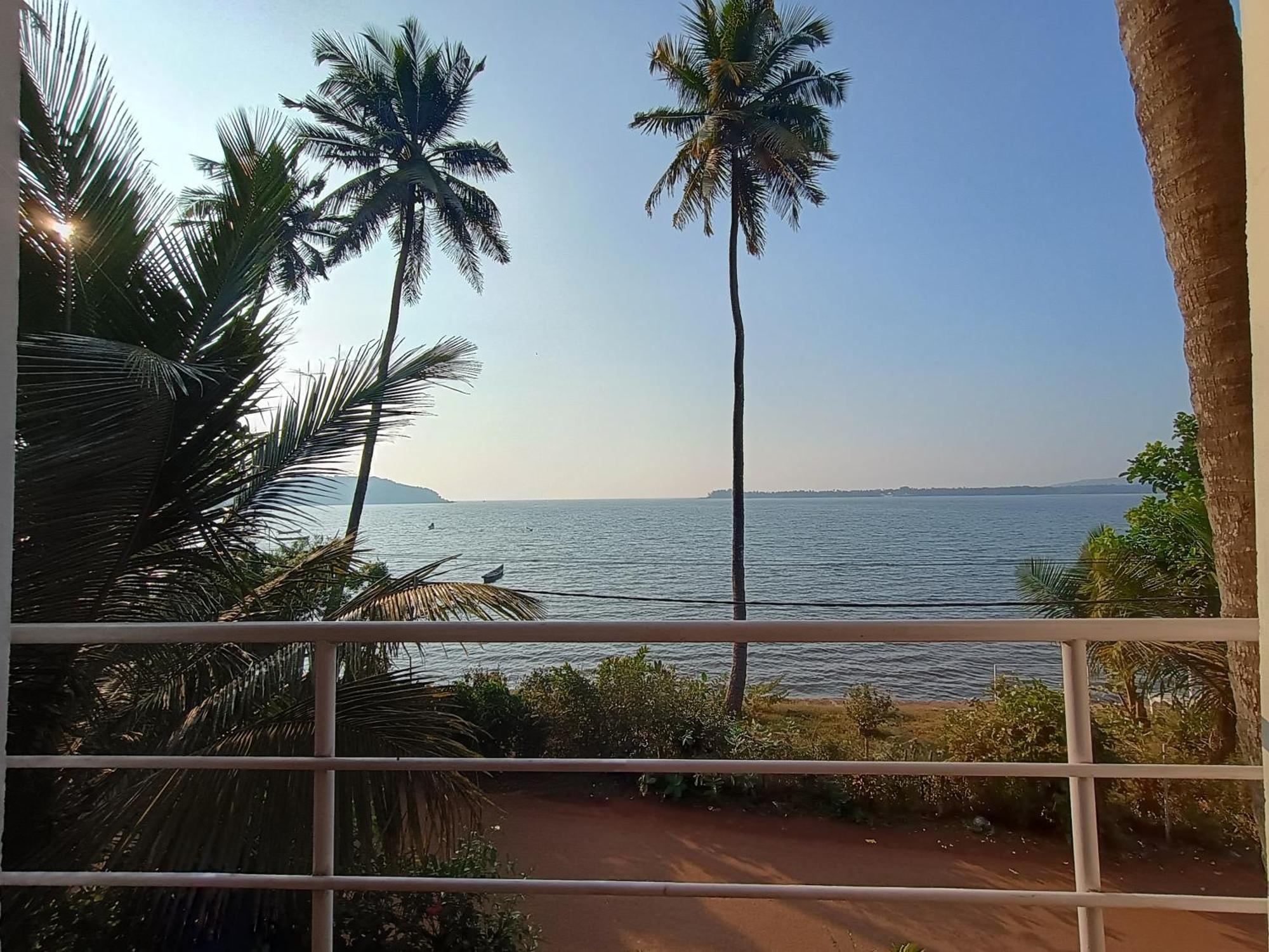 Gs Home On The Bay - Super Sea View Glass Studio Apartment Vagator Bagian luar foto